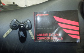 HONDA CBR650R E-Clutch 2025 RH17