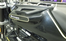 HUSQVARNA SVARTPILEN 401 2018
