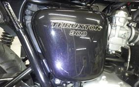 TRIUMPH THRUXTON 900