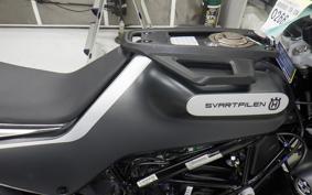 HUSQVARNA SVARTPILEN 250