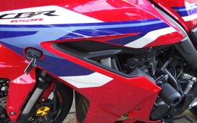 HONDA CBR650R E-Clutch 2025 RH17