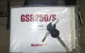 SUZUKI GSR250S
