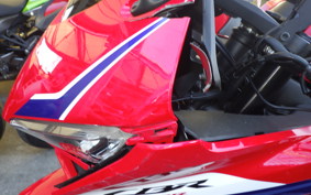 HONDA CBR650R E-Clutch 2025 RH17