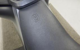 HUSQVARNA SVARTPILEN 250