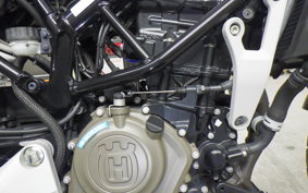 HUSQVARNA SVARTPILEN 125 2010