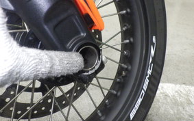 KTM 690 SMC R 2024