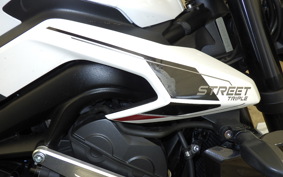 TRIUMPH STREET TRIPLE R 2023