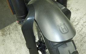 HUSQVARNA SVARTPILEN 401 2018