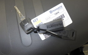 HUSQVARNA SVARTPILEN 401 2024