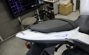SUZUKI GSR750 2011