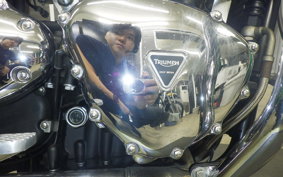 TRIUMPH BONNEVILLE T100 2010
