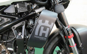 HUSQVARNA SVARTPILEN4 2024