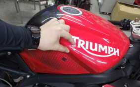 TRIUMPH DAYTONA 675 2011