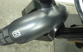 HUSQVARNA SVARTPILEN 125