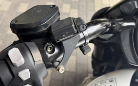 TRIUMPH ROCKET 3RI- BELL KU KNEE 2025 YBY2BJ