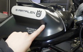 HUSQVARNA SVARTPILEN 125