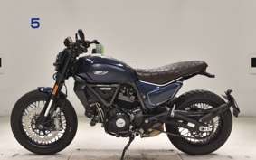 TRIUMPH SCRAMBLERナイトシフト 2024
