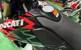 DUCATI HYPERMOTARD 698 MONO 2024 4B00