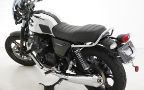 MOTO GUZZI V7 CARBON CAR IN 2019