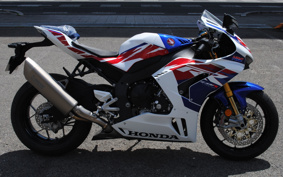HONDA CBR1000RR-R 30TH 2023 SC82