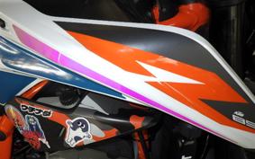 KTM 890 DUKE R 2023