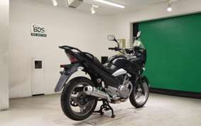 SUZUKI GSR250S 2017