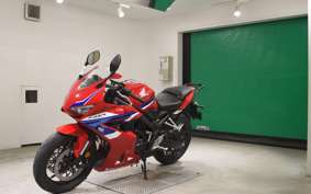 HONDA CBR650R E-Clutch 2025 RH17