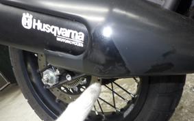 HUSQVARNA SVARTPILEN 125 2004