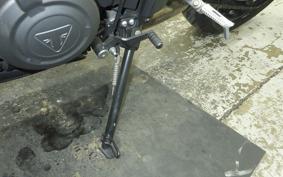 TRIUMPH TRIDENT 660 2023