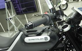 HUSQVARNA SVARTPILEN 125
