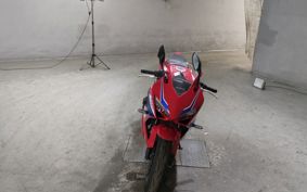 HONDA CBR650R E-Clutch 2025 RH17