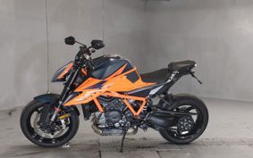 KTM 1290 SUPER DUKE R 2022 V3940