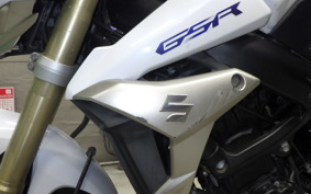 SUZUKI GSR750 2011