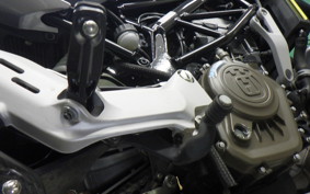 HUSQVARNA SVARTPILEN 125 2010