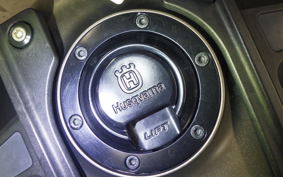 HUSQVARNA SVARTPILEN 401 2023