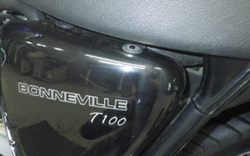 TRIUMPH BONNEVILLE T100 2005
