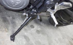 TRIUMPH TRIDENT 660 2025