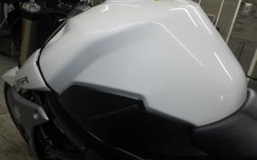 SUZUKI GSR750 2015