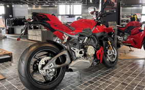 DUCATI STREET FIGHTER V4S 2025 7F00