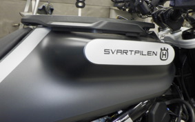 HUSQVARNA SVARTPILEN 125 2011