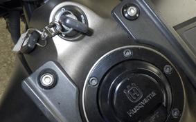 HUSQVARNA SVARTPILEN 125