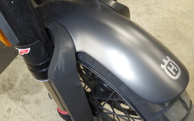 HUSQVARNA SVARTPILEN 125
