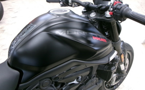 DUCATI 937 MONSTAR + 2022 4M00