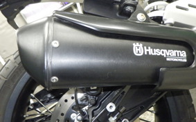HUSQVARNA SVARTPILEN 125 2011