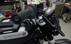 HUSQVARNA SVARTPILEN 125 2010