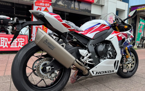 HONDA CBR1000RR-R FB SP 2023 SC82