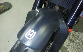 HUSQVARNA SVARTPILEN 401 2022