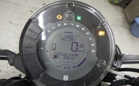 HUSQVARNA SVARTPILEN 125 2011