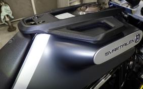 HUSQVARNA SVARTPILEN 125